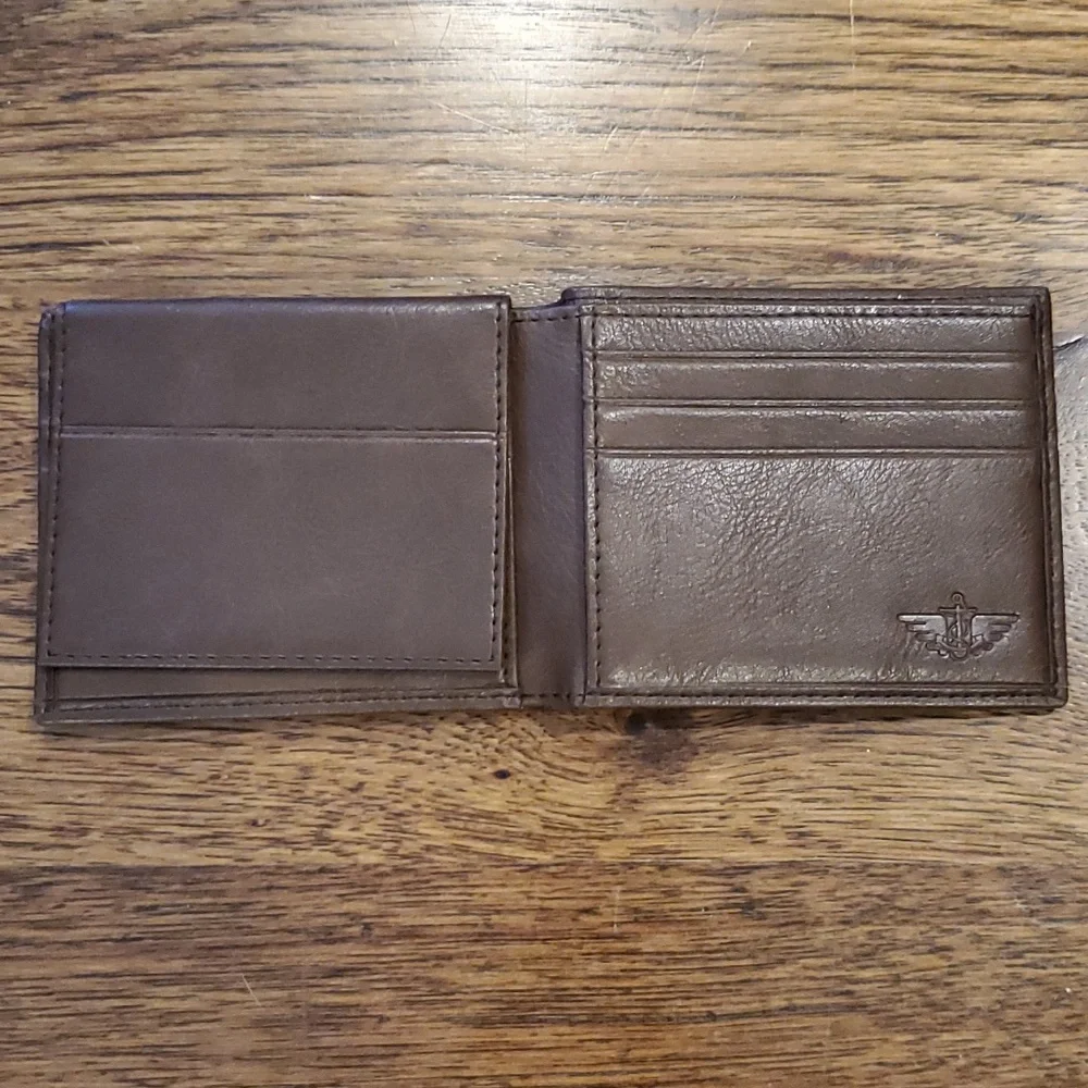 Mens Dockers brown bifold wallet